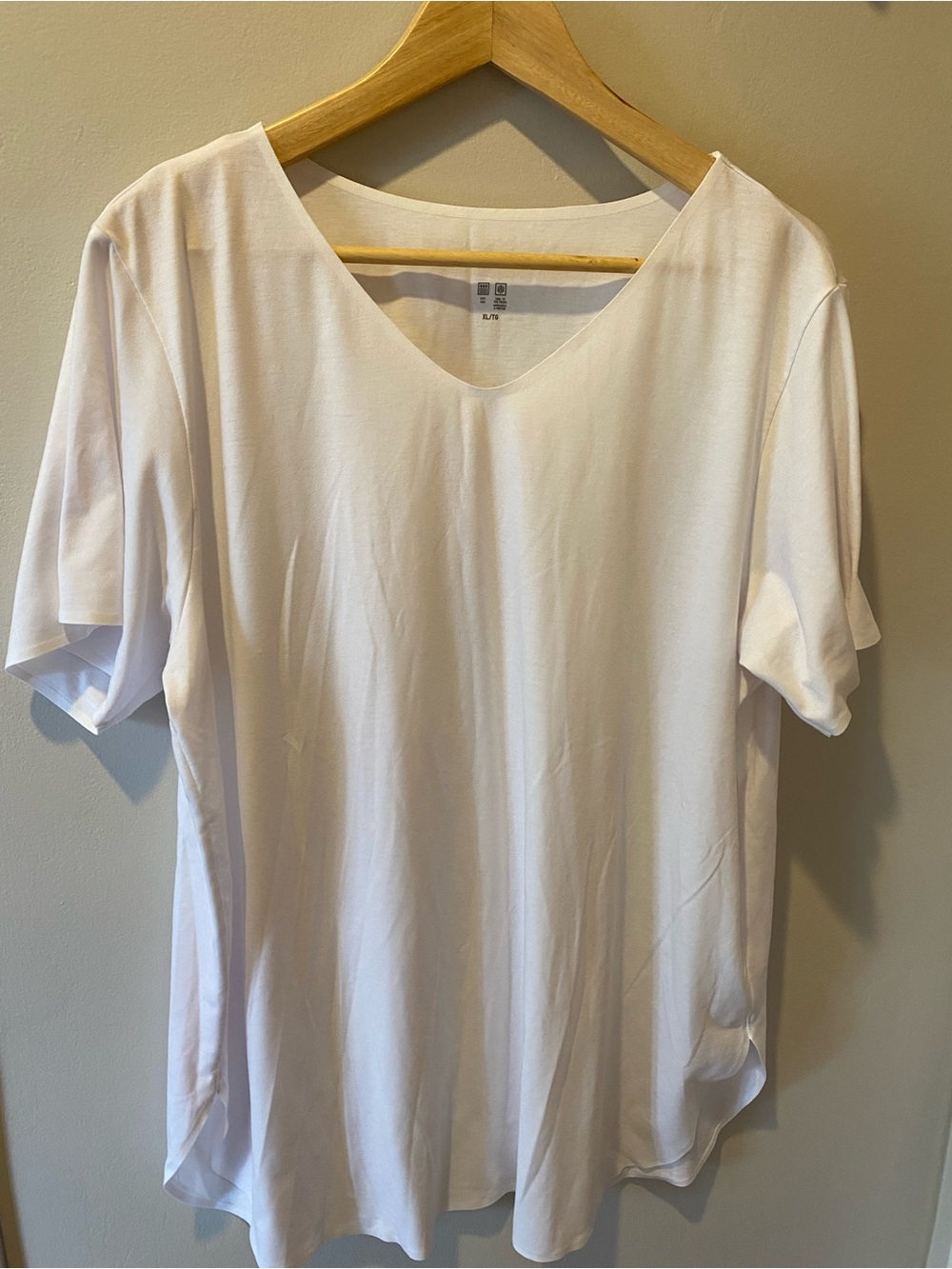 Uniqlo White V-Neck Short Sleeve Tee